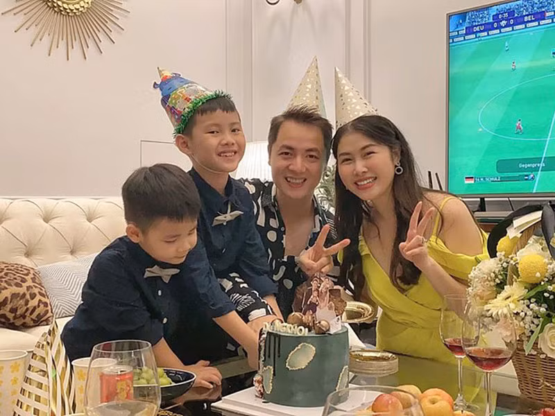 Thuỷ Anh từng chia sẻ lấy chồng nghệ sĩ phải chịu rất nhiều thiệt thòi, niềm vui ít hơn áp lực. Thế nhưng, bà mẹ hai con vẫn không cảm thấy hối hận với quyết định của mình.