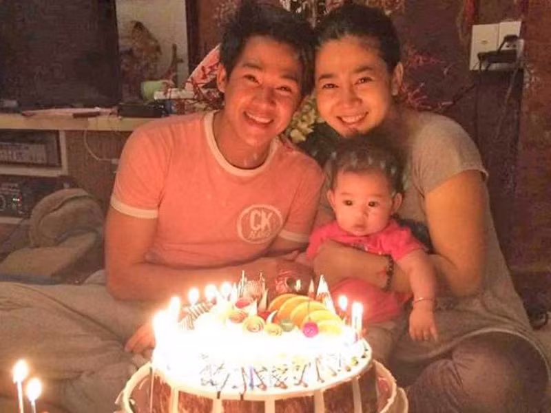 Gần đây, một người bạn tiết lộ, Phùng Ngọc Huy vẫn thường xuyên gửi quà về cho con gái.