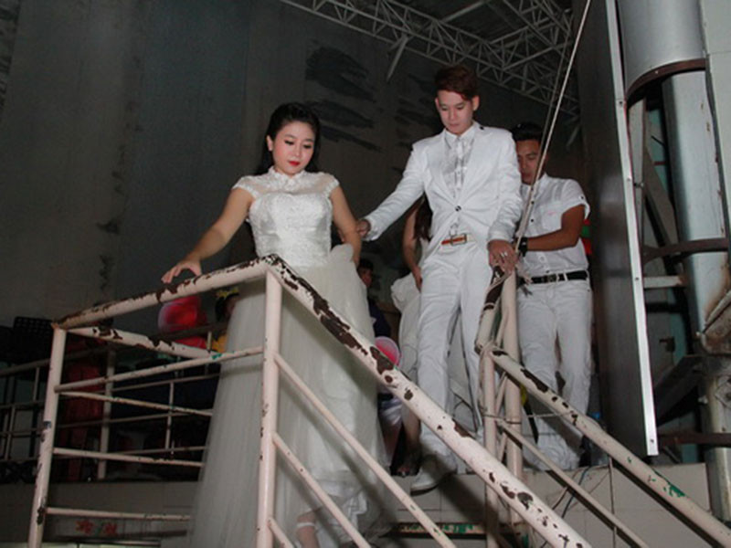 Hình ảnh Phùng Ngọc Huy ân cần chăm sóc Mai Phương mang thai khi cả hai cùng đi hát tại một chương trình. Ảnh: Ngôi sao