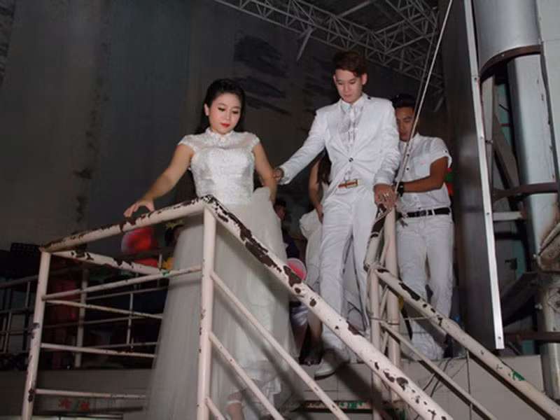 Hình ảnh Phùng Ngọc Huy ân cần chăm sóc Mai Phương mang thai khi cả hai cùng đi hát tại một chương trình. Ảnh: Ngôi sao