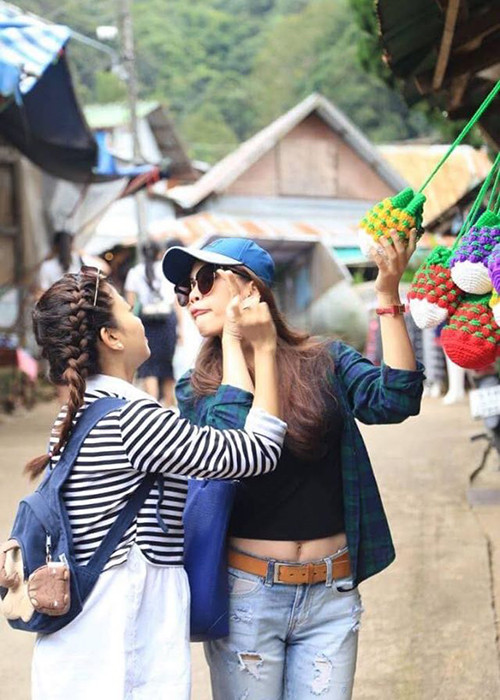 Mai Phương cho biết, bản thân mang nợ cô bạn thân cả về nghĩa đen lẫn nghĩa bóng.