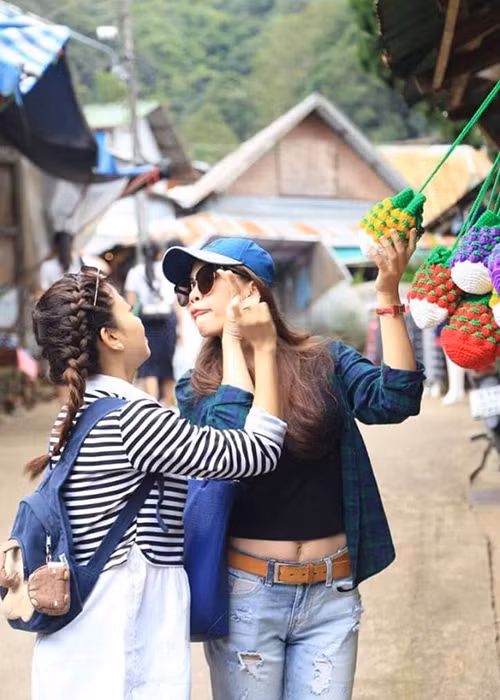 Mai Phương cho biết, bản thân mang nợ cô bạn thân cả về nghĩa đen lẫn nghĩa bóng.