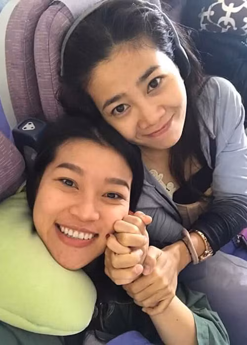 Cô giảm bớt công việc, xin phép chồng để chăm sóc người bạn của mình.