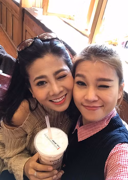 "Vợ cảm ơn chồng nhiều lắm, nói bao nhiêu cũng không đủ lời để cảm ơn chồng. Mọi sự lo lắng và vất vả của chồng, vợ đều biết. Cũng phải xin lỗi vì những điều chồng hy sinh cho vợ mà mọi người không biết đến. Bên cạnh chị Ốc Thanh Vân, chồng là người ngoài gia đình mà thật sự thương vợ", Mai Phương viết người bạn thân mà cô gọi là "chồng".