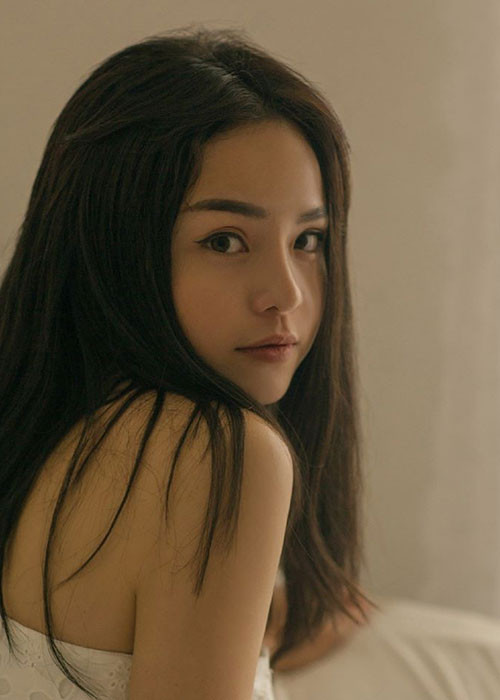 Thái Trinh cho biết, cô từng rất tự ti về cơ thể, ngoại hình của mình. Thậm chí có thời gian, nữ ca sĩ cố gắng chọn trang phục che giấu vòng 1 vì sợ gợi cảm quá.