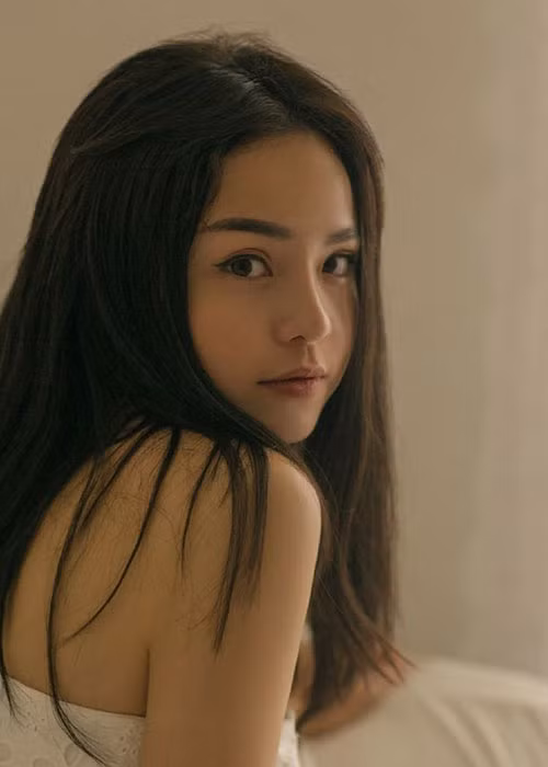 Thái Trinh cho biết, cô từng rất tự ti về cơ thể, ngoại hình của mình. Thậm chí có thời gian, nữ ca sĩ cố gắng chọn trang phục che giấu vòng 1 vì sợ gợi cảm quá.