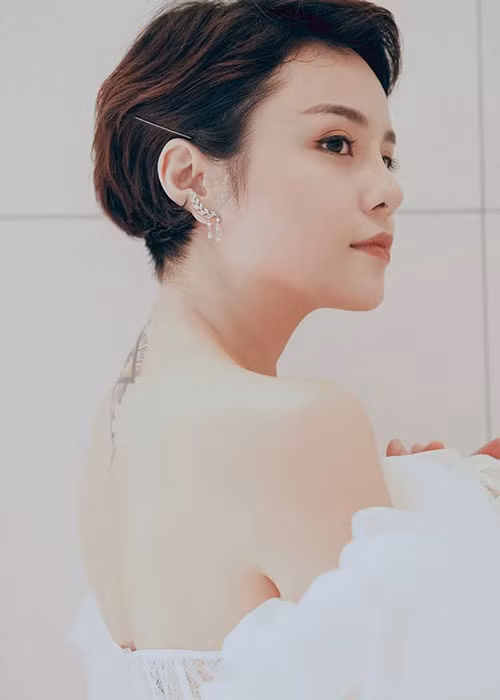 Cô lựa chọn hình ảnh gợi cảm sau khi cuộc tình với Quang Đăng tan vỡ.