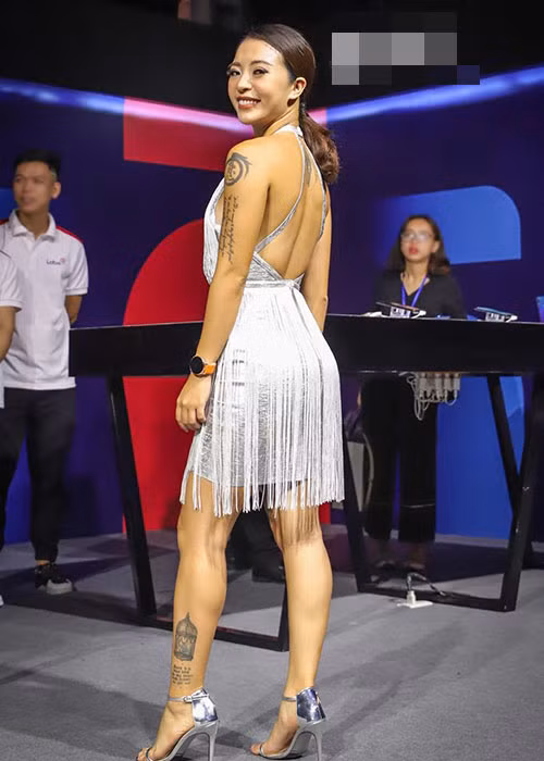 Nữ HLV chuộng trang phục hở bạo khoe tối đa vẻ đẹp hình thể.