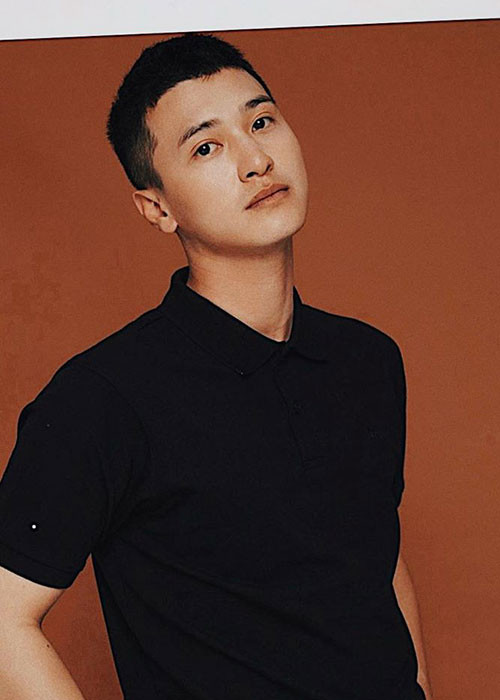 Huỳnh Anh lên tiếng về tin đồn hẹn hò Hồng Quế. "Trước đó chúng tôi đã là bạn rồi chơi với nhau. Tôi và Quế cũng từng ở với nhau 3 tháng mấy bên Thái Lan để quay chương trình. Còn đây là chuyện riêng tư, tôi không muốn trả lời", nam diễn viên chia sẻ trên Tri thức trẻ.