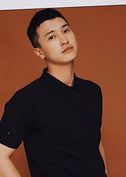 Huỳnh Anh lên tiếng về tin đồn hẹn hò Hồng Quế. "Trước đó chúng tôi đã là bạn rồi chơi với nhau. Tôi và Quế cũng từng ở với nhau 3 tháng mấy bên Thái Lan để quay chương trình. Còn đây là chuyện riêng tư, tôi không muốn trả lời", nam diễn viên chia sẻ trên Tri thức trẻ.