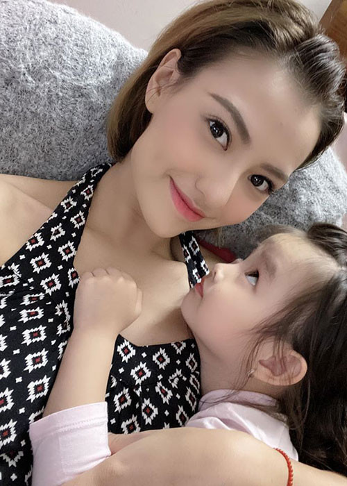 Nữ người mẫu hiện làm mẹ đơn thân. Trước đây, Hồng Quế từng đau đớn khi bị bạn trai bỏ rơi lúc cô mang bầu.