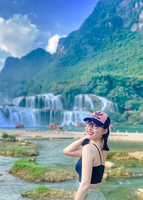 Hình ảnh Hoàng Mai Anh trẻ trung, gợi cảm khi đi du lịch.