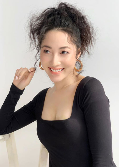 Ngoài đời, nữ diễn viên chịu khó thay đổi hình tượng từ năng động đến gợi cảm, cá tính.