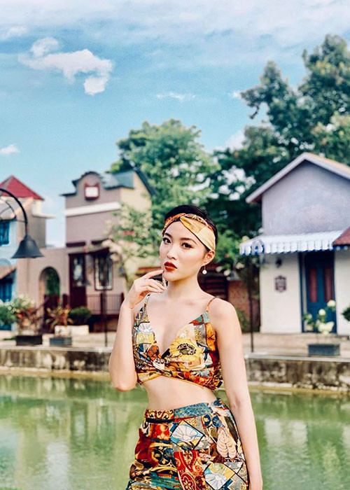 Đến năm 7 tuổi, Hoàng Mai Anh được đạo diễn Trần Lực mời tham gia bộ phim nhựa "Tết này ai đến xông nhà".