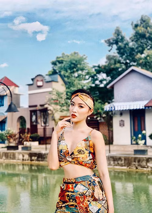 Đến năm 7 tuổi, Hoàng Mai Anh được đạo diễn Trần Lực mời tham gia bộ phim nhựa "Tết này ai đến xông nhà".