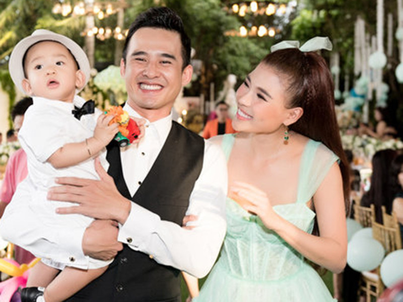 Nói về những dự định sau khi dịch bệnh được đẩy lùi hoàn toàn, vợ chồng Thúy Diễm - Lương Thế Thành chia sẻ trên Yan: "Dự định của cả hai khi hết dịch, khi có thể yên tâm hoàn toàn là Thành và Diễm sẽ đưa cả nhà đi du lịch, bù lại những tháng ở nhà từ Tết đến giờ. Và đặc biệt hơn đó là tổ chức sinh nhật cho con trai của mình là Bảo Bảo".