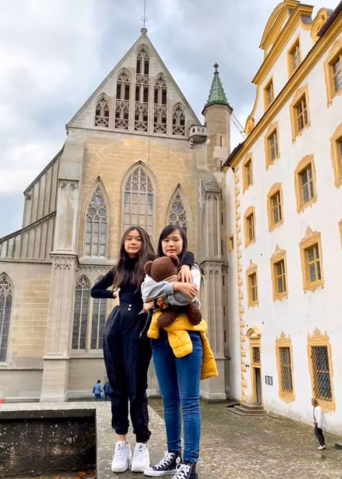 Hai con gái nhà Mỹ Lệ có năng khiếu nghệ thuật, có thể chơi piano, múa ballet.