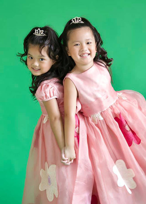 Hai con gái của Mỹ Lệ chỉ chênh nhau 1 tuổi nên thân thiết từ khi còn nhỏ.