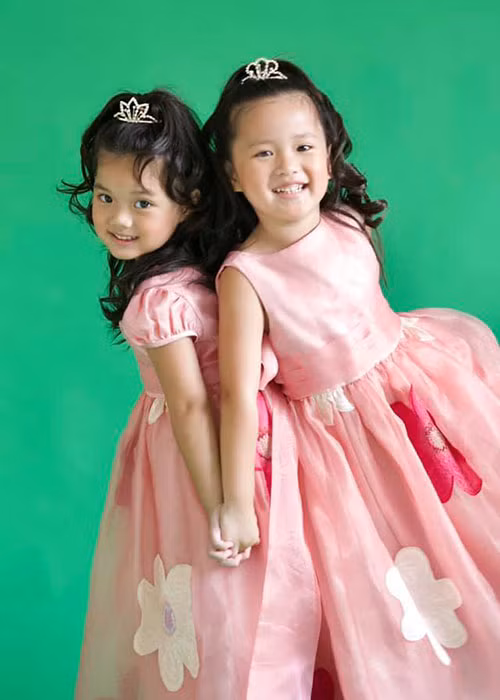 Hai con gái của Mỹ Lệ chỉ chênh nhau 1 tuổi nên thân thiết từ khi còn nhỏ.