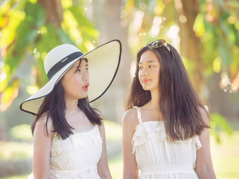 Janet (trái) và Jennifer đang học ở Đức. Vì COVID-19, cả hai rời ký túc xá về ở nhà anh chị.