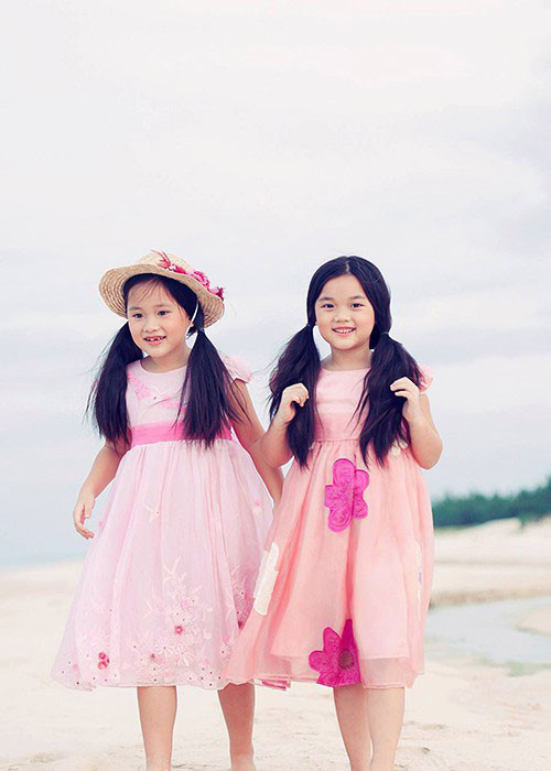 Janet và Jennifer đều học giỏi. Cả hai nói được 5 ngoại ngữ gồm Anh, Đức, Pháp, Tây Ban Nha, Trung Quốc.