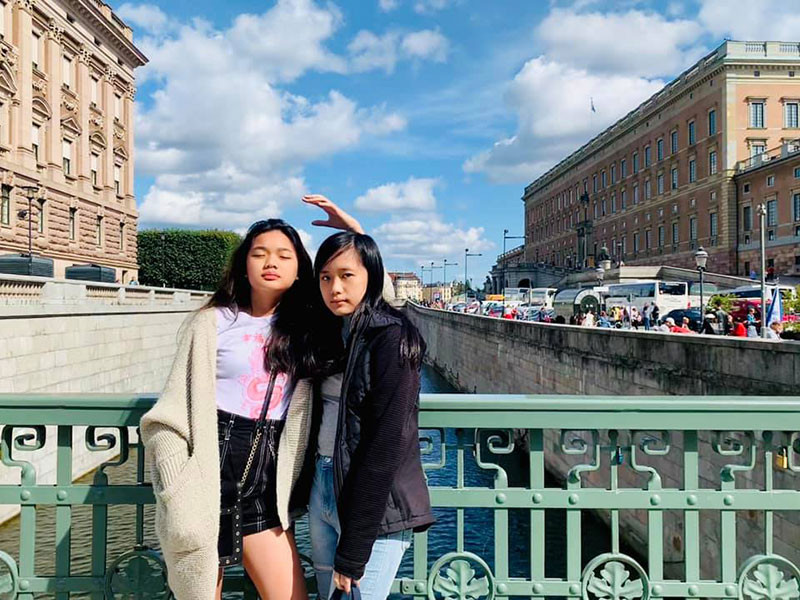 Nếu như Janet trầm tính và cẩn thận giống bố, Jennifer lại nhanh nhẹn, cá tính, hướng ngoại giống mẹ.