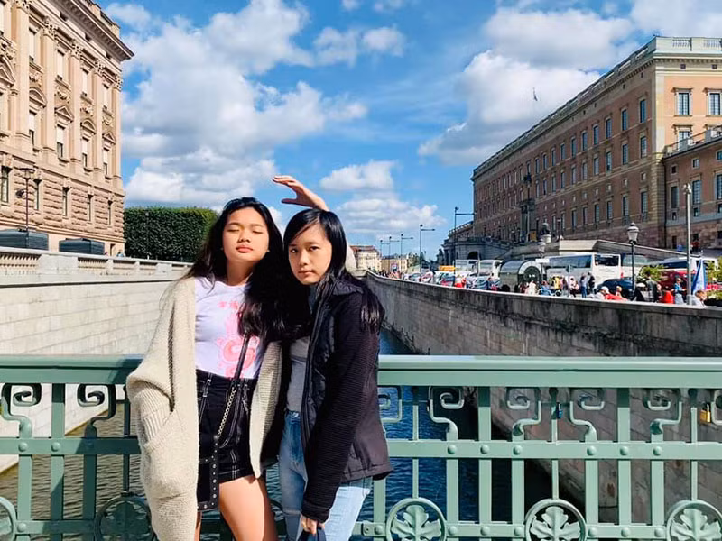 Nếu như Janet trầm tính và cẩn thận giống bố, Jennifer lại nhanh nhẹn, cá tính, hướng ngoại giống mẹ.