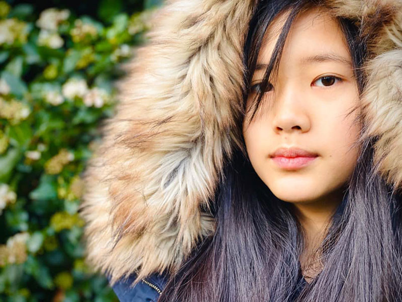 Ông xã của Mỹ Lệ gửi tặng con gái đầu lòng chiếc quạt máy và đồng hồ. Trước món quà hữu ích từ bố, Janet cảm thấy rất vui.