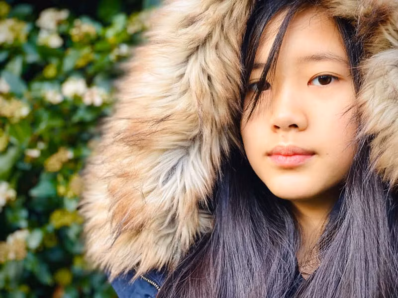 Ông xã của Mỹ Lệ gửi tặng con gái đầu lòng chiếc quạt máy và đồng hồ. Trước món quà hữu ích từ bố, Janet cảm thấy rất vui.