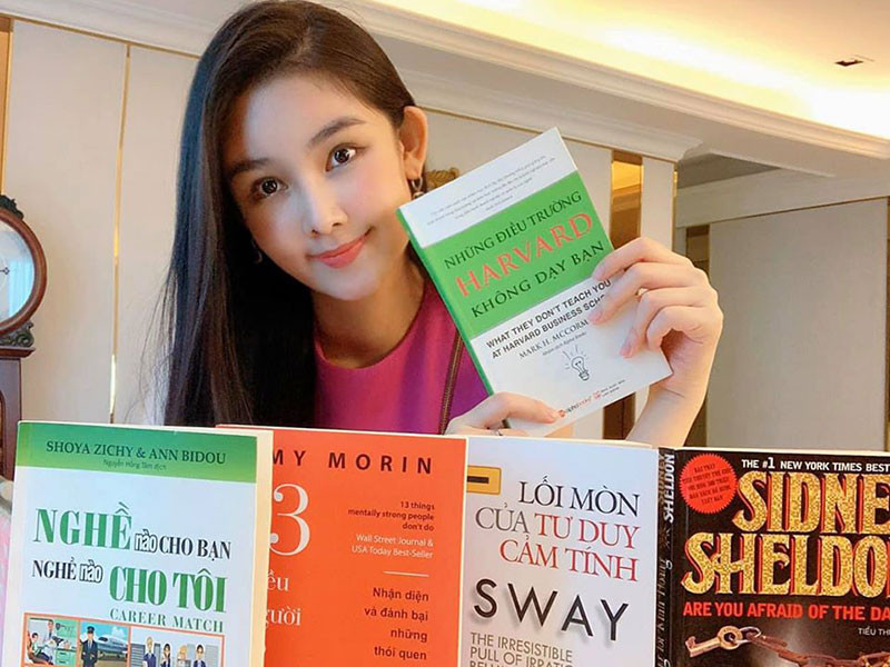 Ngân Anh cho biết, cô xác định bản thân hợp với con đường học hành và kinh doanh hơn là hoạt động trong Vbiz. Được biết, chân dài sinh năm 1995 có kế hoạch trở thành giảng viên đại học.