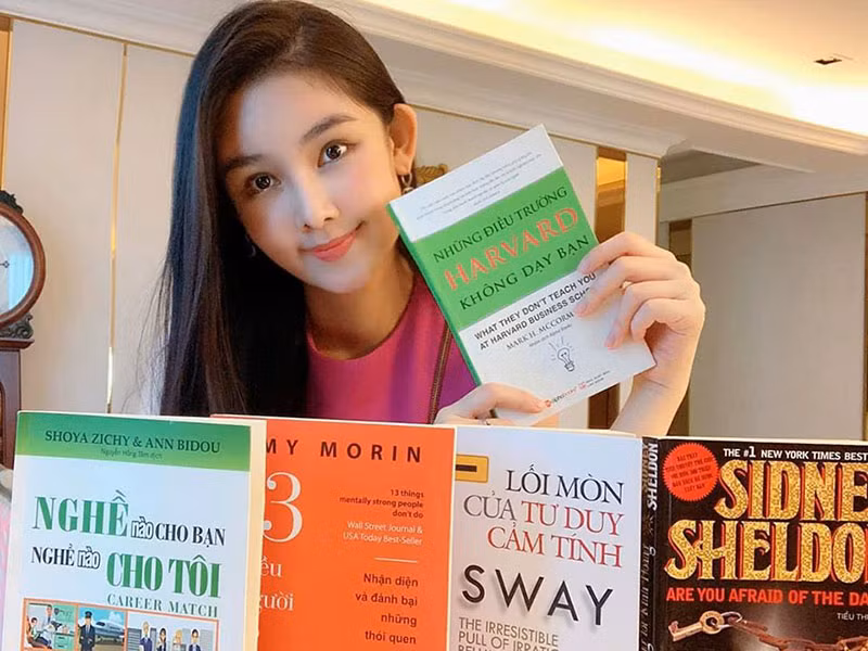 Ngân Anh cho biết, cô xác định bản thân hợp với con đường học hành và kinh doanh hơn là hoạt động trong Vbiz. Được biết, chân dài sinh năm 1995 có kế hoạch trở thành giảng viên đại học.