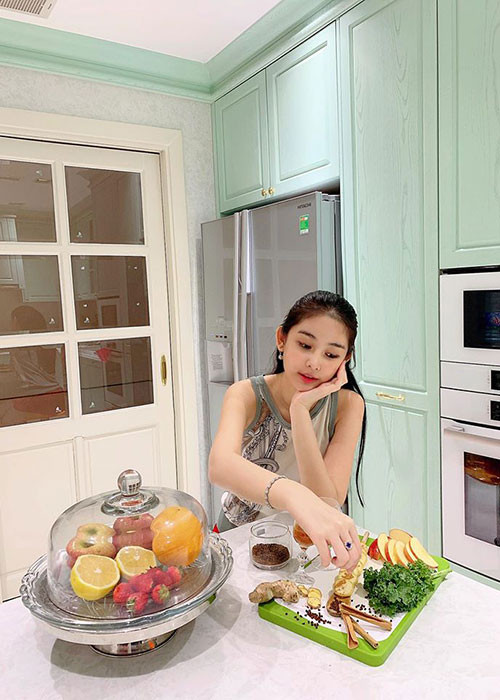 Gần đây, vì COVID-19, Ngân Anh ở nhà, hạn chế ra ngoài nên cô có thời gian học nấu ăn dưới sự chỉ dẫn của mẹ.