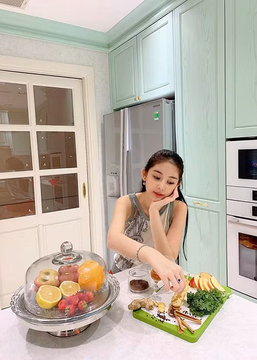 Gần đây, vì COVID-19, Ngân Anh ở nhà, hạn chế ra ngoài nên cô có thời gian học nấu ăn dưới sự chỉ dẫn của mẹ.