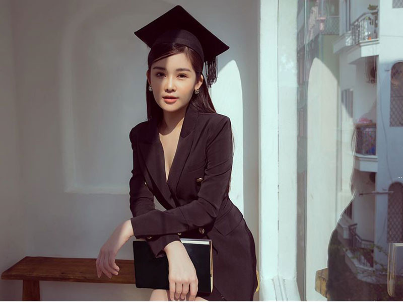 Sau loạt ồn ào, người đẹp sinh năm 1995 ít tham gia các sự kiện của showbiz mà chú tâm học tập.