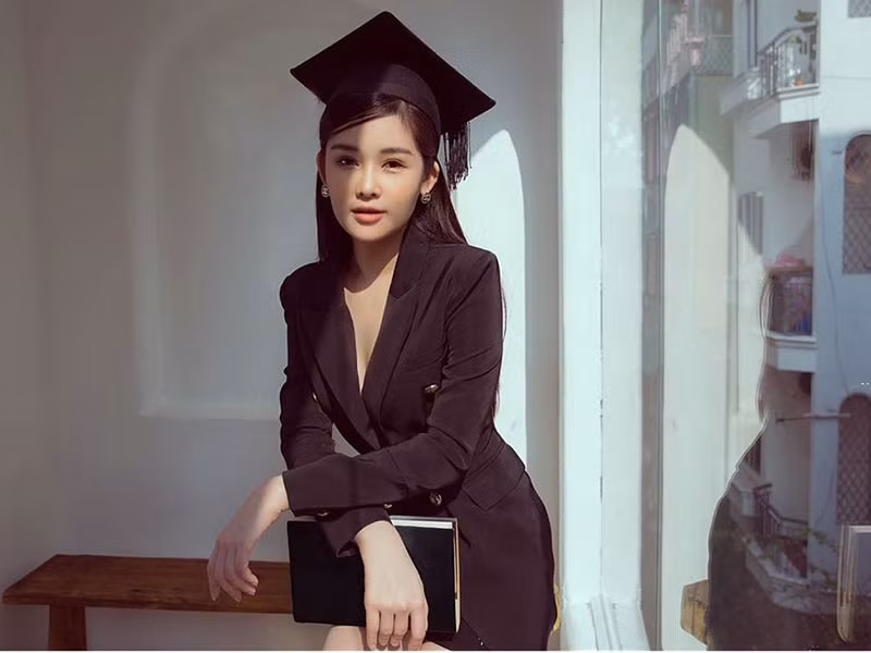 Sau loạt ồn ào, người đẹp sinh năm 1995 ít tham gia các sự kiện của showbiz mà chú tâm học tập.