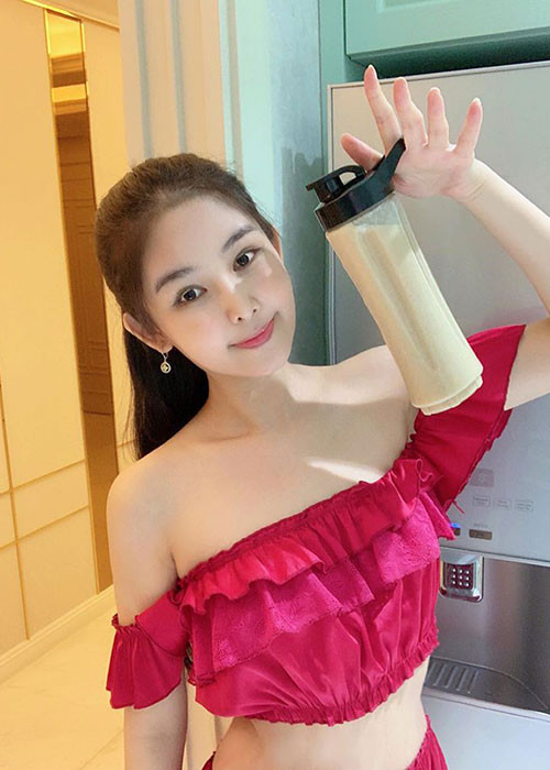 Ngân Anh nhận ra bản thân mình phù hợp với lối trang điểm tự nhiên hơn xu hướng make up da nâu, môi trầm khỏe khoắn.
