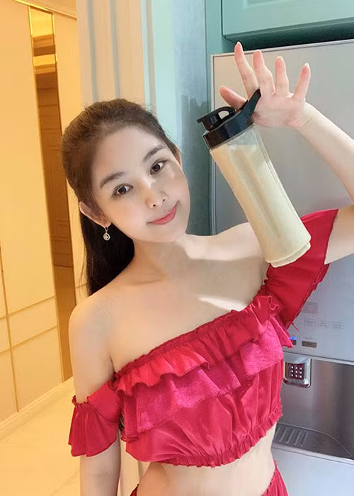Ngân Anh nhận ra bản thân mình phù hợp với lối trang điểm tự nhiên hơn xu hướng make up da nâu, môi trầm khỏe khoắn.