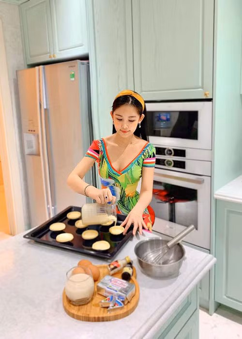 Dù ở nhà, Ngân Anh không hề xuề xòa trong cách ăn mặc.