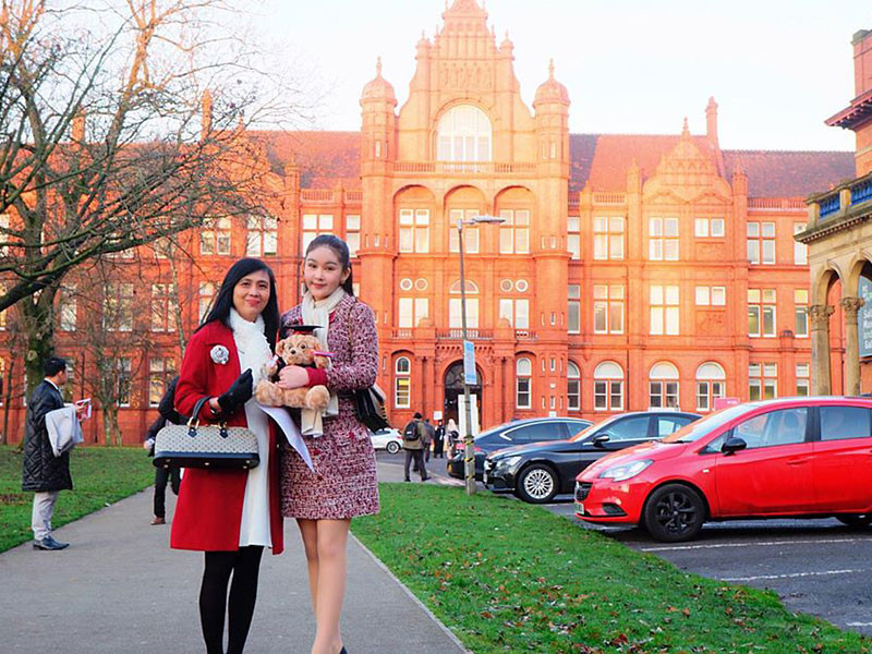 Tháng 12/2019, cô nhận bằng tốt nghiệp thạc sĩ loại ưu tại Anh.