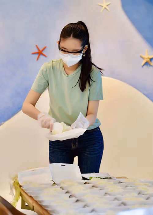 Gần đây, chân dài sinh năm 1995 không chỉ ủng hộ 60 triệu phòng chống dịch COVID-19 mà còn tham gia hoạt động phát cơm cho người nghèo.