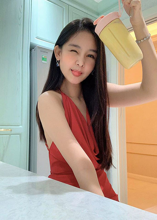 Gương mặt Ngân Anh không còn đơ cứng, đôi môi cũng không sưng mà tự nhiên hơn rất nhiều.