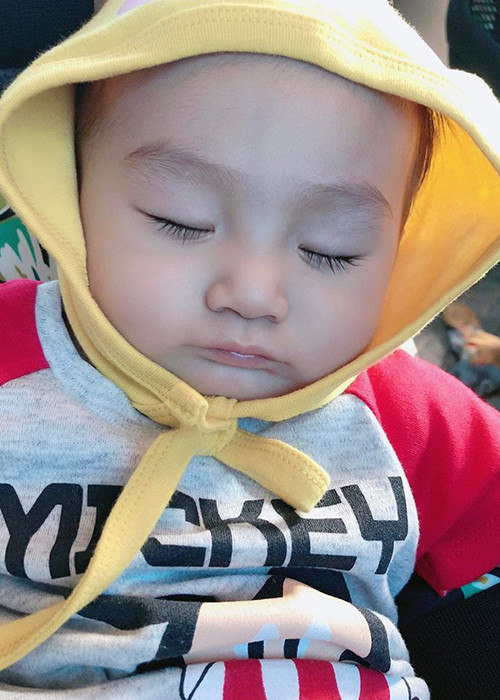 Nữ ca sĩ chuyển giới đăng tải hình ảnh dễ thương của con trai khi ngủ.