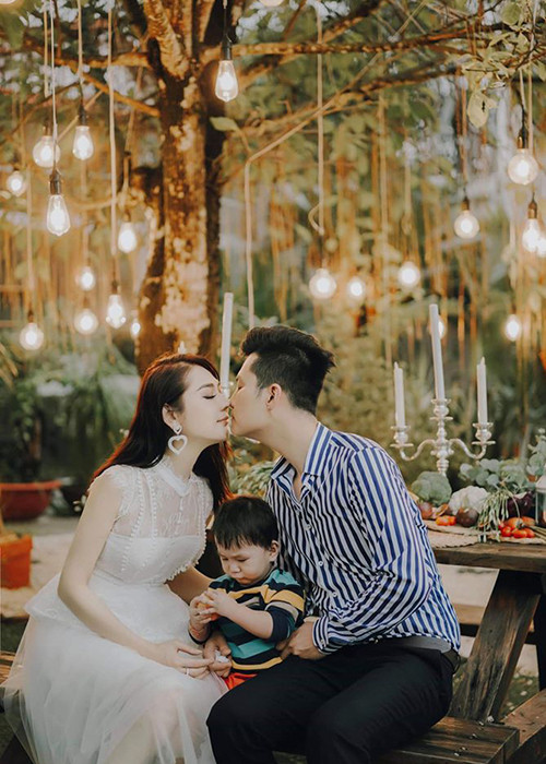 "Việc có thêm con thứ 2 đã nằm trong dự tính của vợ chồng tôi. Tôi muốn gia đình mình thật trọn vẹn, vì vậy lần này sẽ sử dụng tinh trùng của chồng tôi. Ngoài ra, tôi cũng thích có thêm con để gia đình vui hơn, bé Bi lại có thêm em", Lâm Khánh Chi tiết lộ.