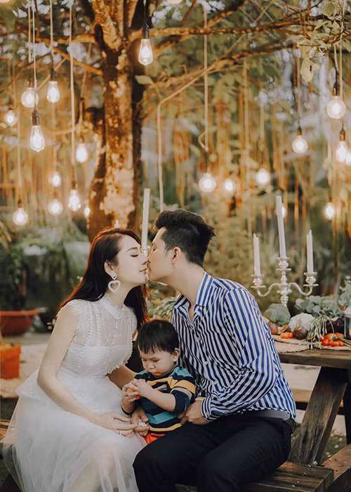 "Việc có thêm con thứ 2 đã nằm trong dự tính của vợ chồng tôi. Tôi muốn gia đình mình thật trọn vẹn, vì vậy lần này sẽ sử dụng tinh trùng của chồng tôi. Ngoài ra, tôi cũng thích có thêm con để gia đình vui hơn, bé Bi lại có thêm em", Lâm Khánh Chi tiết lộ.