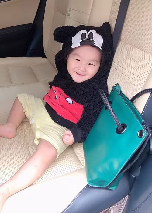 Quý tử nhà nữ ca sĩ chuyển giới rất hay cười.