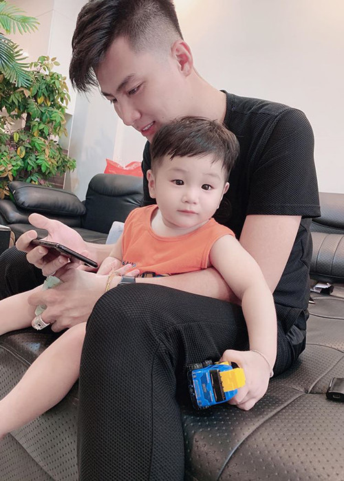 Vợ chồng Lâm Khánh Chi đã đón con trai về nhà lúc bé hơn 2 tháng tuổi.