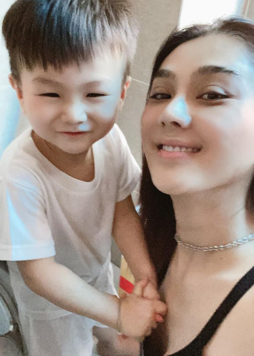 Giữa nghi vấn hôn nhân gặp trục trặc, Lâm Khánh Chi đăng tải những hình ảnh bình yên bên con trai.