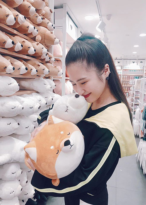 Nữ ca sĩ từng gặp áp lực trong công việc lẫn cuộc sống khiến cô liên tục bị mất ngủ và từng tự bóc da tay đến mức chảy máu.