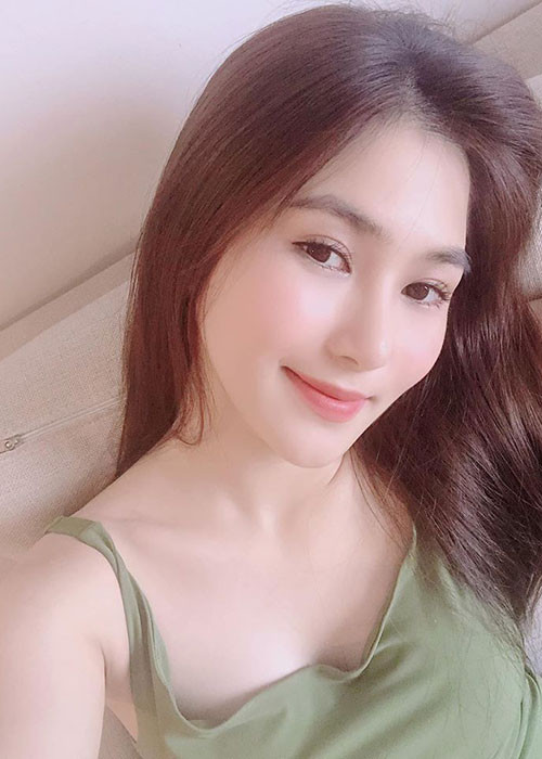 Ngoài gu thời trang, nữ ca sĩ còn rũ bỏ lớp make up dày cộp để khoe gương mặt mộc hoàn toàn hoặc trang điểm nhẹ.