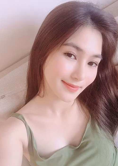 Ngoài gu thời trang, nữ ca sĩ còn rũ bỏ lớp make up dày cộp để khoe gương mặt mộc hoàn toàn hoặc trang điểm nhẹ.